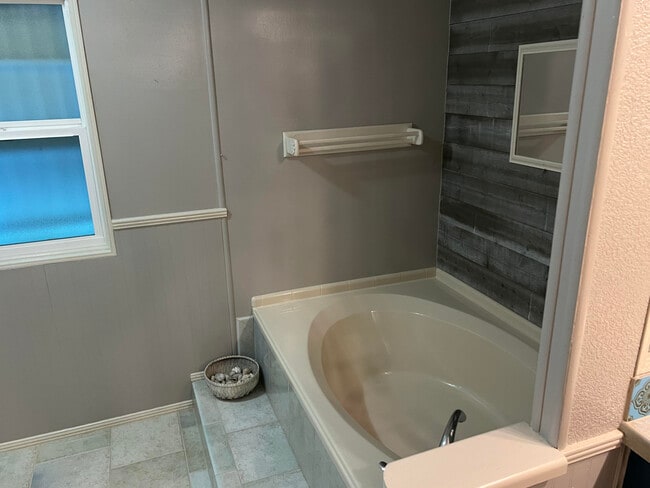 Building Photo - 2315 Coconut Palm Dr