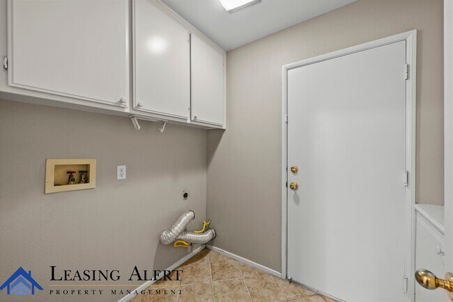 Building Photo - 23721 Skycrest Cir Dr