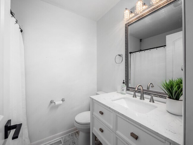 Building Photo - 2545 Vanderberg Ave