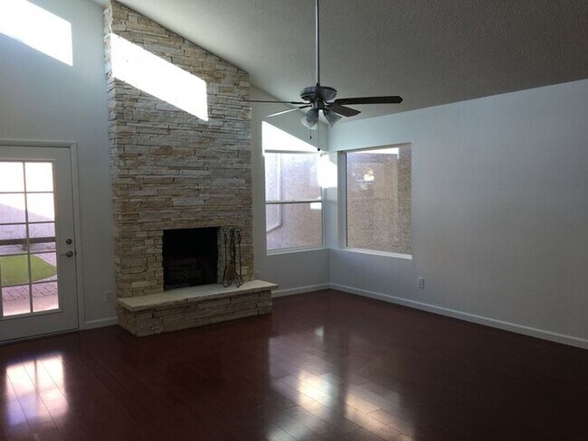 Building Photo - READY TO VIEW NOW! Adorable 2 Bed 2 Bath C...