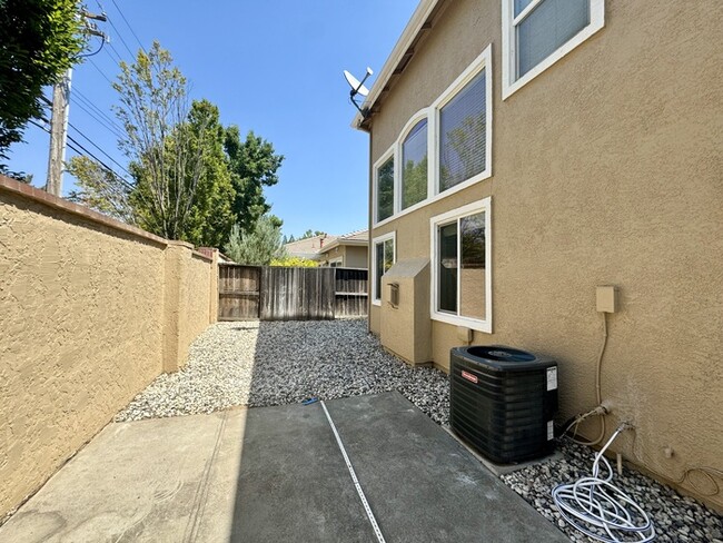 Building Photo - Charming 3 bedroom 2.5 bathroom home in Fo...