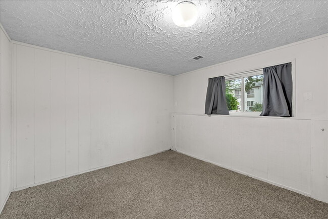 Building Photo - "Charming 4-Bed Townhouse with Granite Tou...
