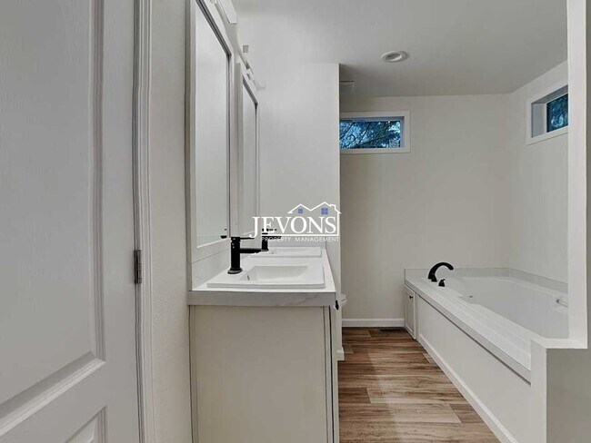 Building Photo - Rent Ready!