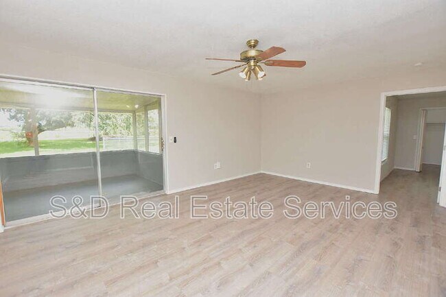 Building Photo - 561 Lake Bonny Dr E