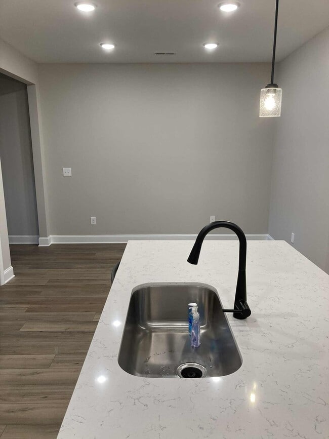 Building Photo - 434 Ronnie Drive SE