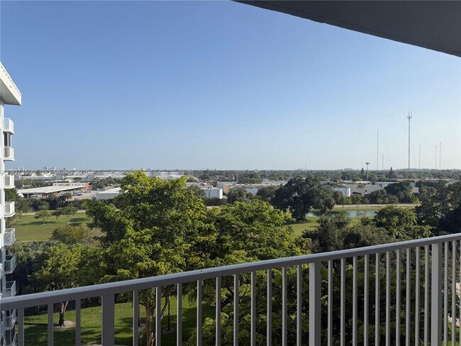 Building Photo - 4200 Hillcrest Dr