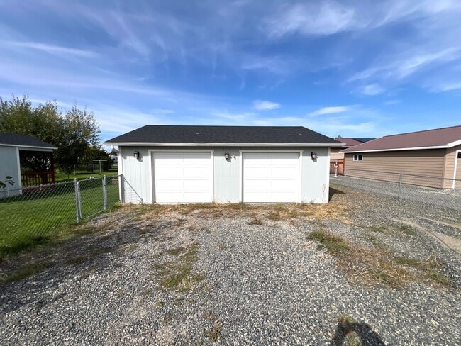 Building Photo - Pet Friendly 4 Bed 2 Bath Single Family Home W/ Fully Fenced Yard, Double Car Garage Located in E...