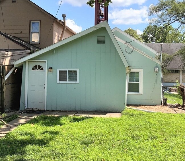 Building Photo - 2 Bed, 1 Bath House - Apply TODAY!!