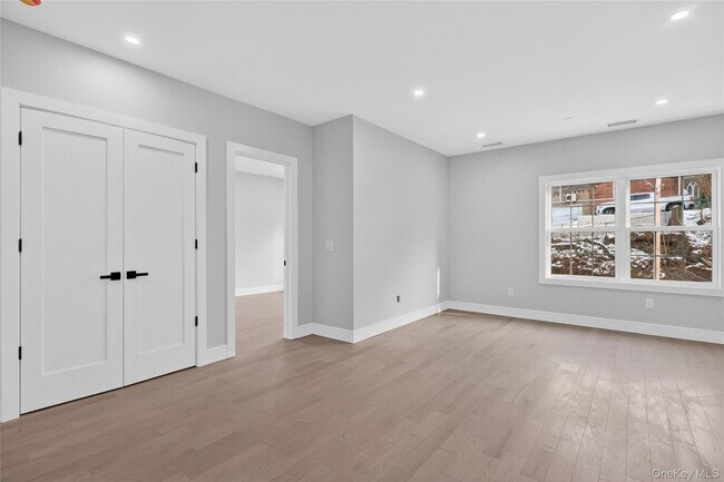 Building Photo - 10 Market St