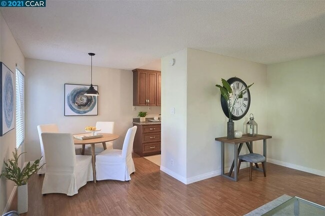 Building Photo - 2728 Oak Rd