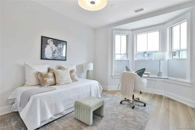 Building Photo - 162 Bedford Rd