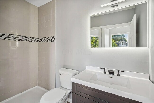 Building Photo - 921 Linwood Ave