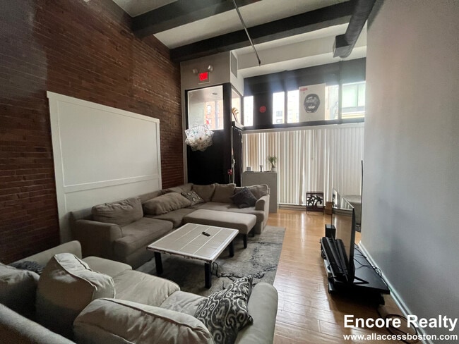 Building Photo - 254 Friend St