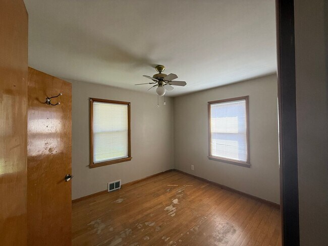 Building Photo - Cloverport Neighborhood! Dixie close to Wa...