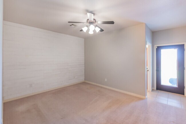 Building Photo - 3 bed 2 bath beautiful home!