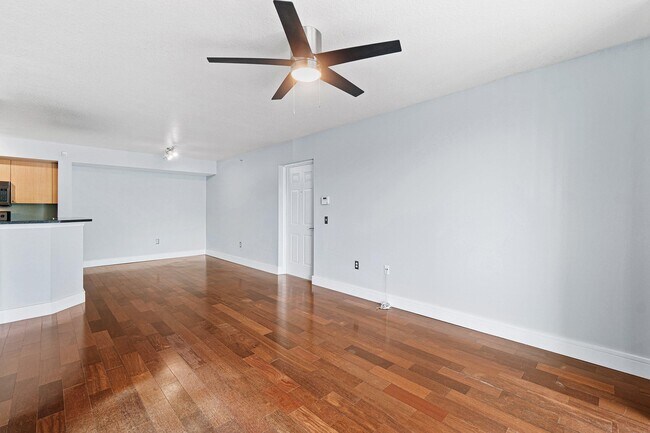 Building Photo - 1013 Villa Cir