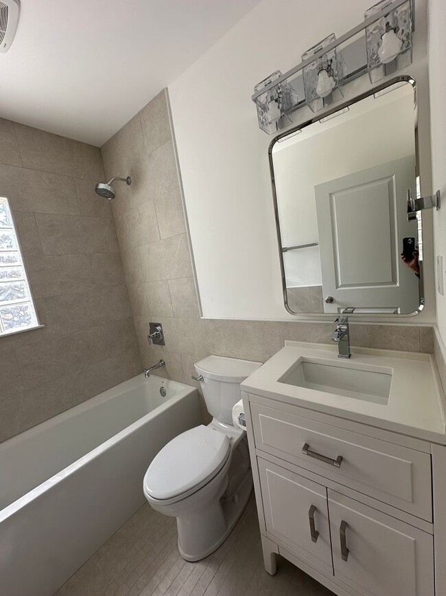 Building Photo - This spacious 2 bedroom home has an airy feel. Located in a neighborhood minutes from downtown an...