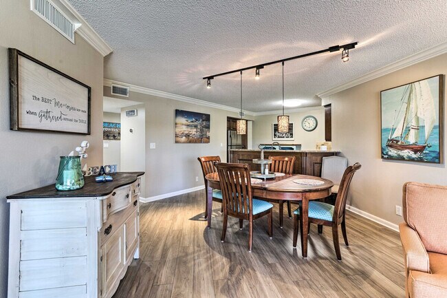 Building Photo - 6141 Bahia Del Mar Blvd S