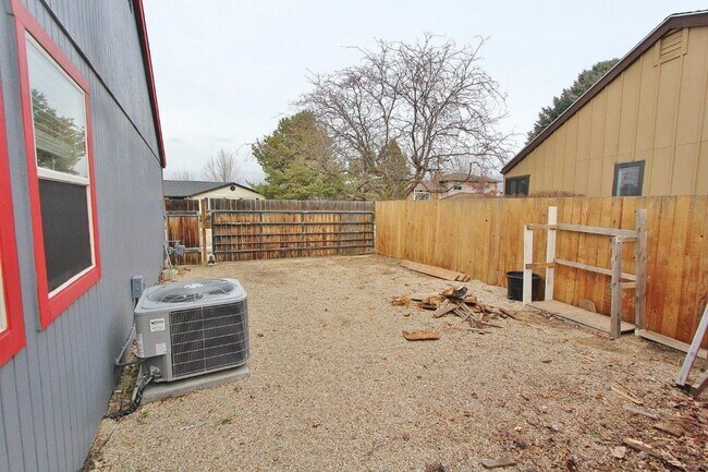 Building Photo - Fantastic Private Oasis in South East Boise!! 6 Month Lease!!