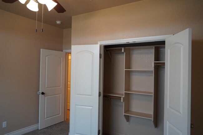 Building Photo - 141 Oak Stone Dr