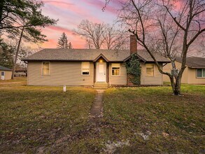 Building Photo - Charming 3-Bed, 2.5-Bath Home in Pinckney!