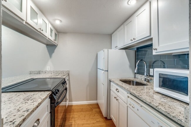 Building Photo - Modern One Bedroom Apartment in North Oak Lawn!