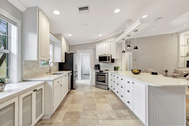 Building Photo - 11361 SW Pembroke Dr