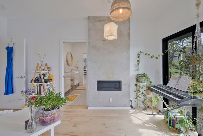 Building Photo - Custom-Built 4 Bed/ 2 Full + 2 Half Bath Modern Home at the base of Love Circle, Fully Furnished,...