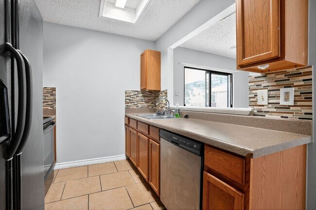 Building Photo - Cozy & Spacious 2 Bed, 2 Bath with Private...