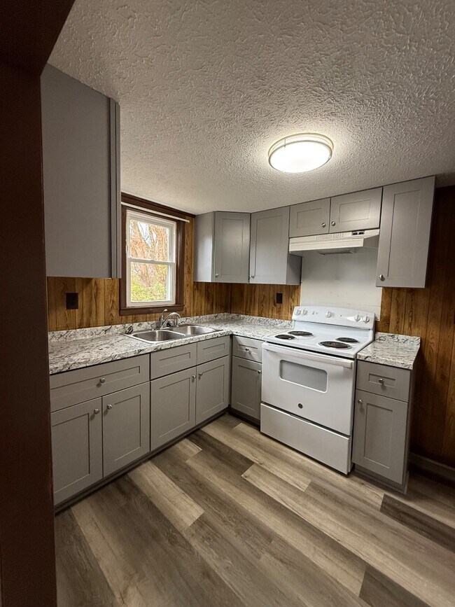 Building Photo - 221 Valley Pike Rd