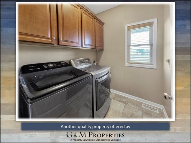 Building Photo - Rarely Available - Large Executive Rental ...