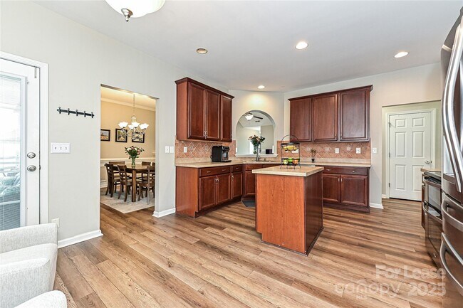 Building Photo - 709 Yvonne Dr SW