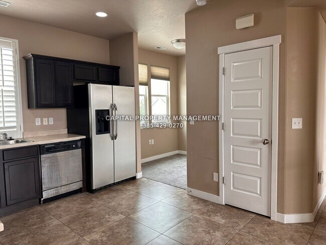 Building Photo - Townhome in Daybreak