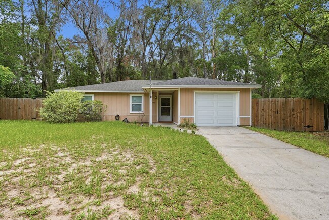 Building Photo - Roomy 3 bedroom 2 bath with great fenced yard