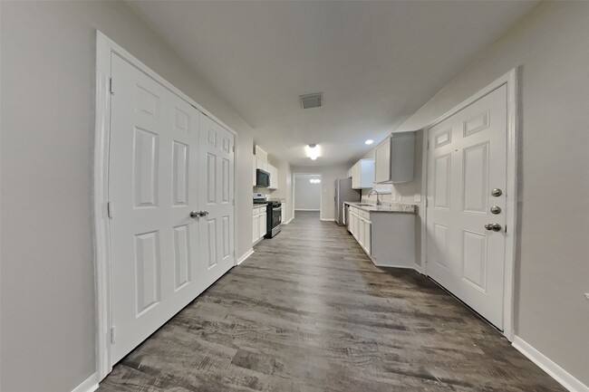 Building Photo - 407 Douglas Fir Dr