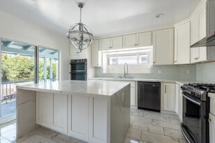 Building Photo - 1038 N Crescent Heights Blvd