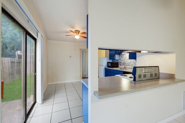 Building Photo - Cute 3 bed 2 bath!