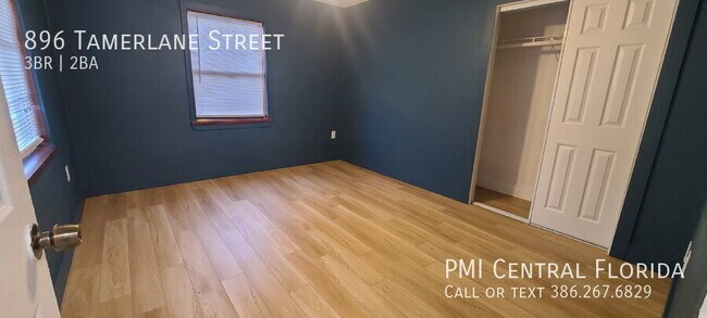 Building Photo - 896 Tamerlane St