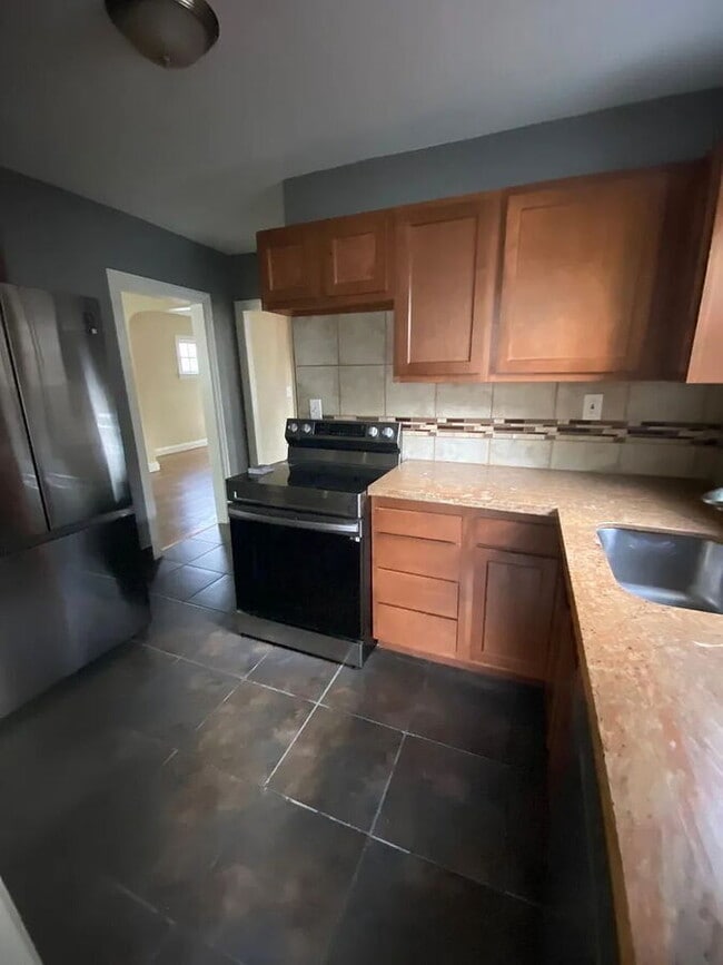 Building Photo - 3599 Grosvenor Rd