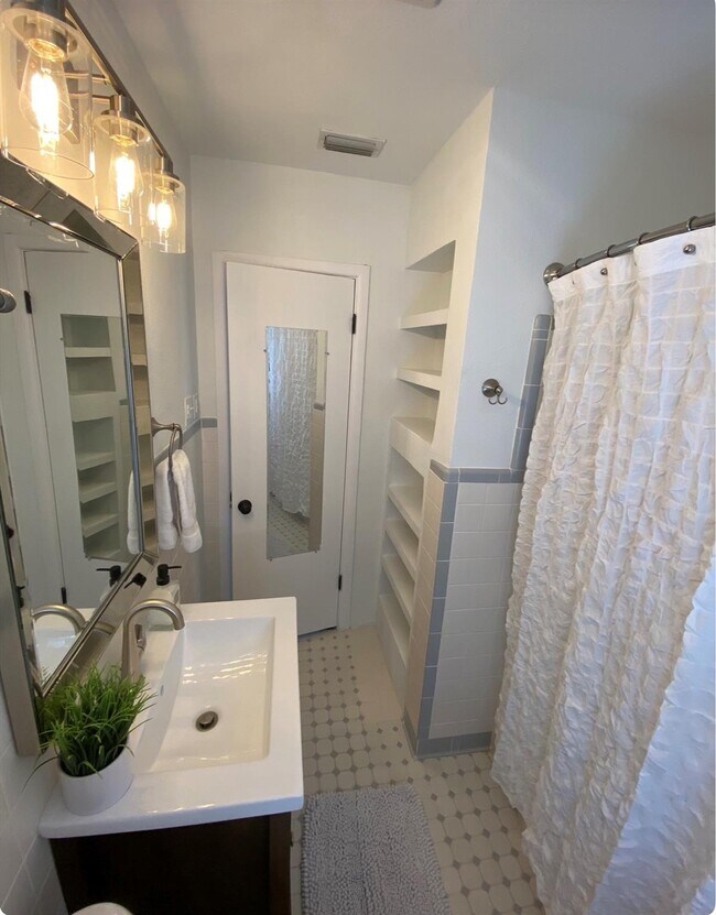 Building Photo - 9919 Dresden Dr