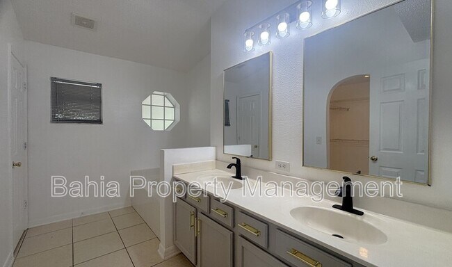 Building Photo - 10827 Laxton St