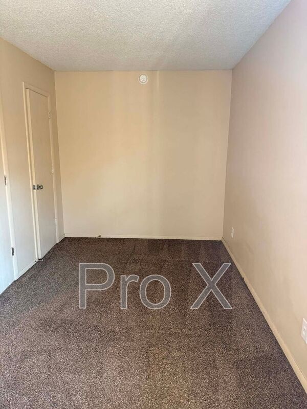 Building Photo - 926 N Goetz Blvd