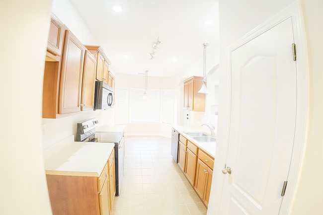 Building Photo - 135 Clear Springs Dr