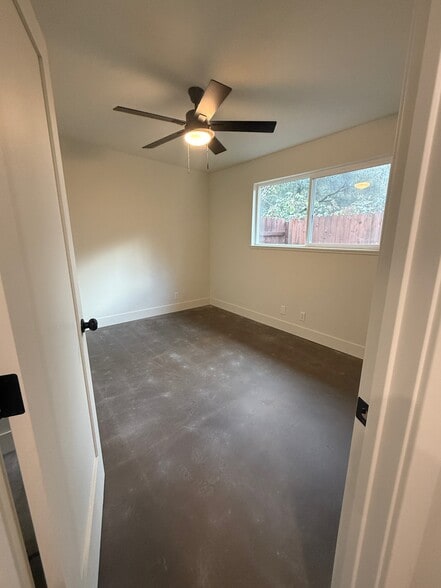 Building Photo - 2829 Manor Dr