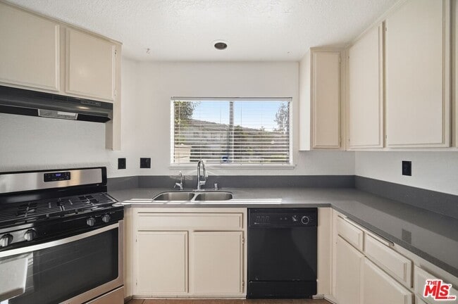 Building Photo - 77 Willowcrest Ln