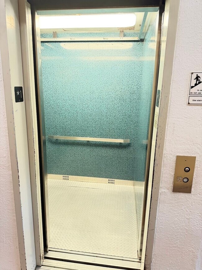 Building Photo - 839 W Sheridan Rd