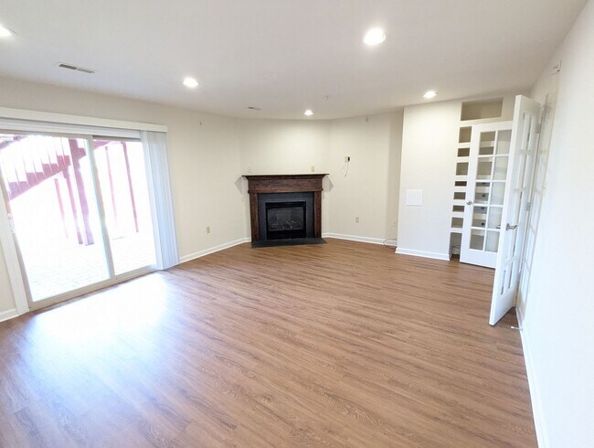 Building Photo - Renovated Townhouse in Frederick ready for...