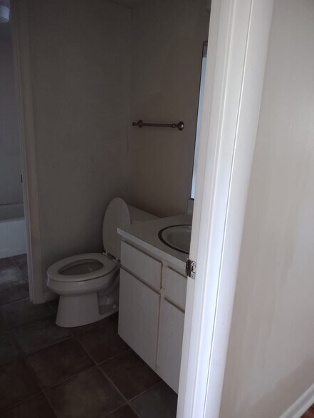 Toilet 2 - 610 Fairways Cir