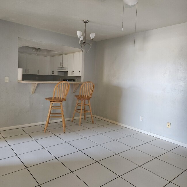 Building Photo - 611 SW 3rd Ter