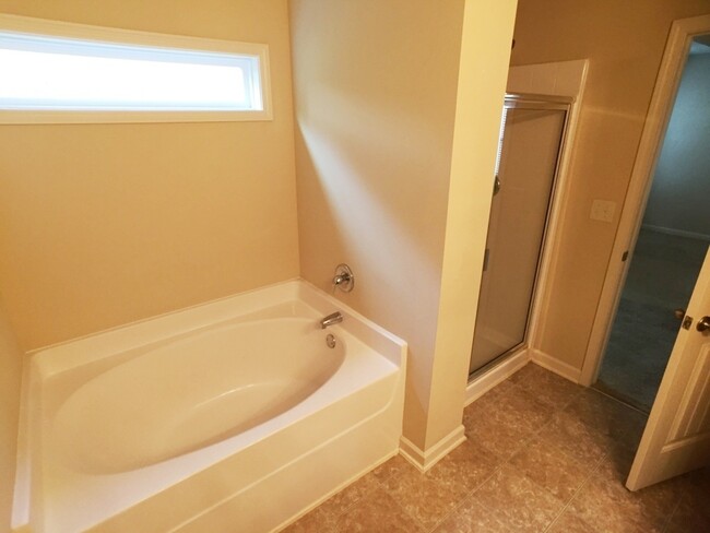 Building Photo - Modern 3BR Townhome - Swim/Tennis and More!